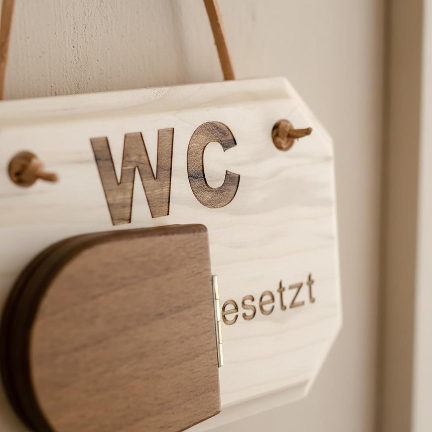 WC-Türschild Holz „frei/besetzt“ – Massives Ahornholz mit Lederband – Toilettenschild Klodeckel-Design