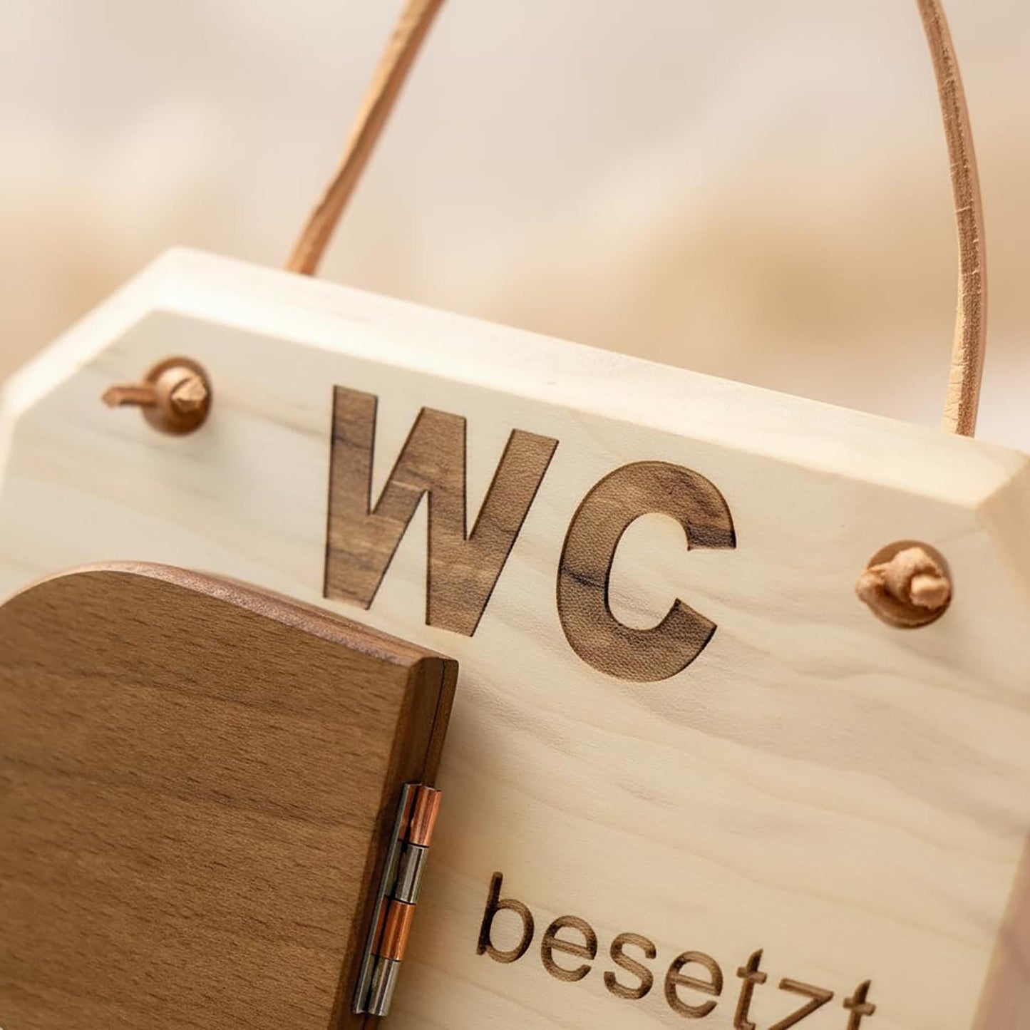 WC-Türschild Holz „frei/besetzt“ – Massives Ahornholz mit Lederband – Toilettenschild Klodeckel-Design