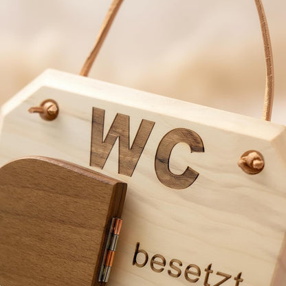 WC-Türschild Holz „frei/besetzt“ – Massives Ahornholz mit Lederband – Toilettenschild Klodeckel-Design