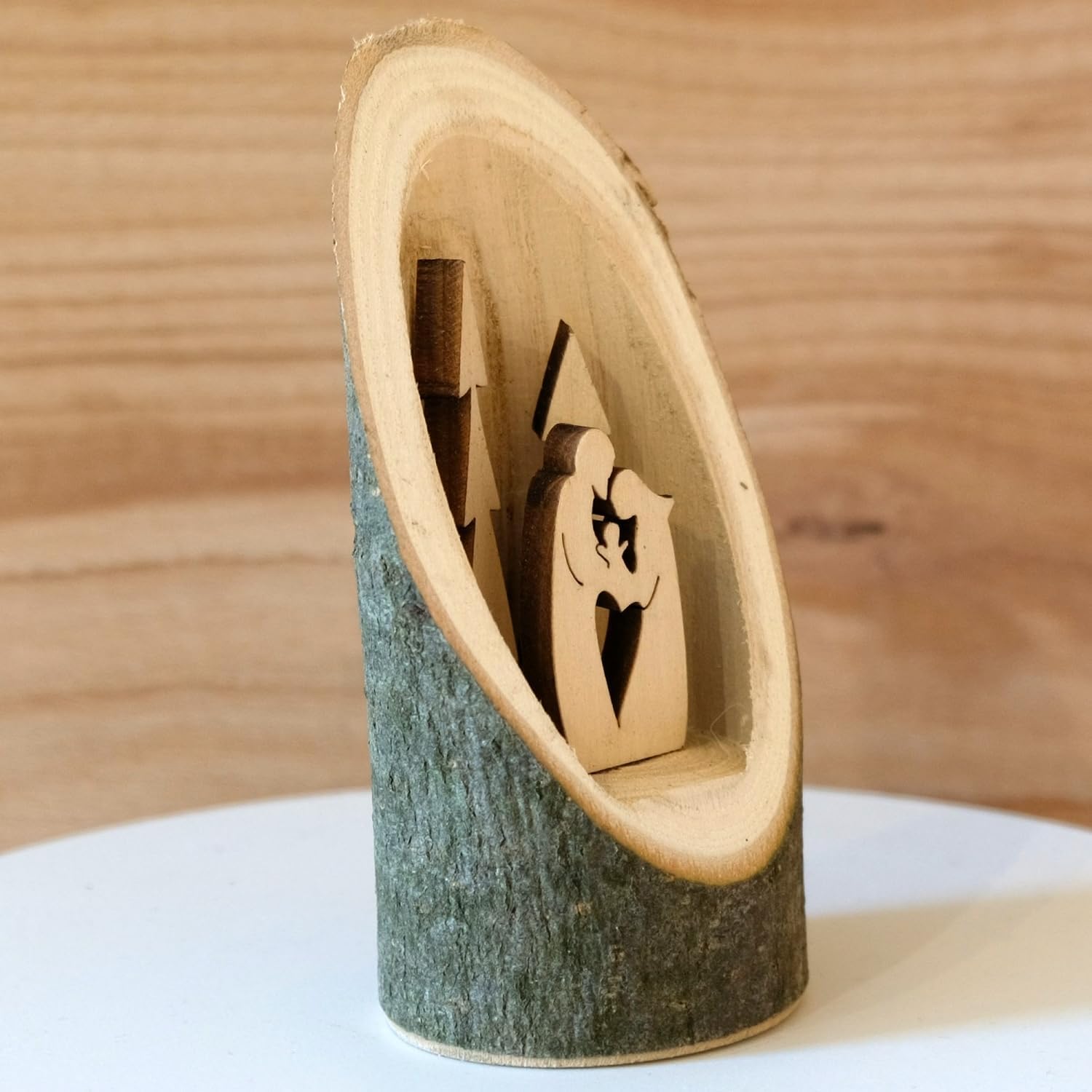Kaltner Präsente Geschenkidee - Weihnachten Krippe aus Holz mit Jesus, Maria und Kind in einem Baumstamm mit Rinde (Höhe 12 cm)