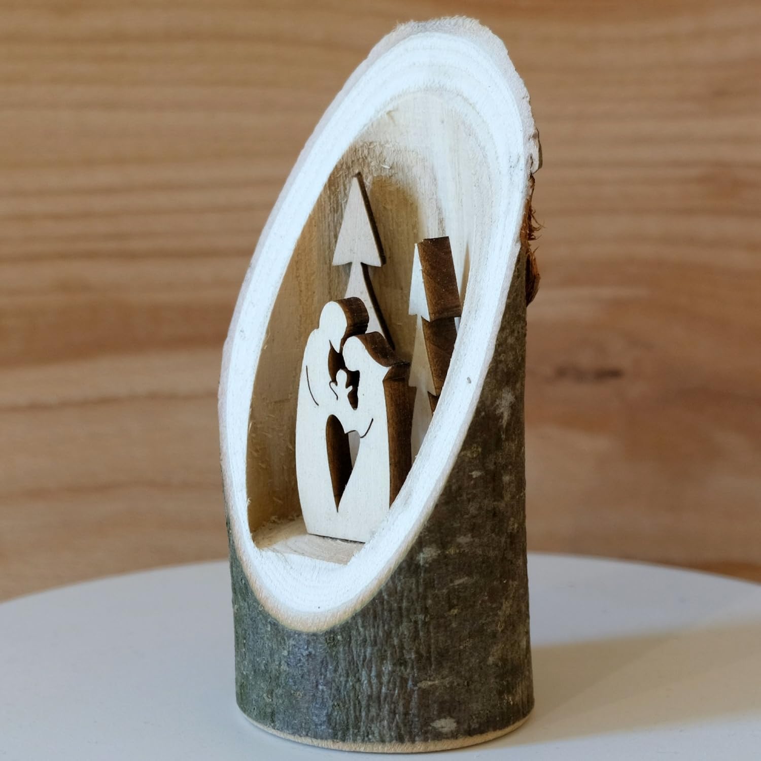 Kaltner Präsente Geschenkidee - Weihnachten Krippe aus Holz mit Jesus, Maria und Kind in einem Baumstamm mit Rinde (Höhe 12 cm)